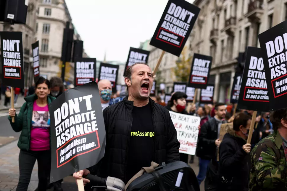 Lørdag protesterte flere mot utleveringssaken mot Julian Assange, her utenfor BBC-kontorene i London.