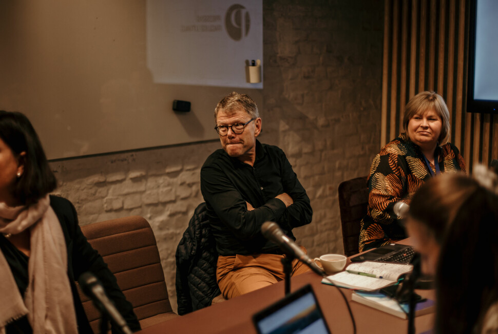 Nyhetssjef i NRK, Stein Bjøntegård, og generalsekretær i Norsk Presseforbund, Elin Floberghagen (t.h.) under PFU-møtet i dag.