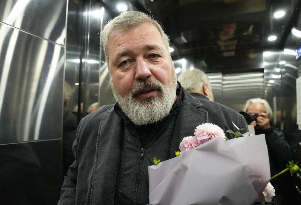 Fredsprisvinner Dmitrij Muratov er redaktør for den uavhengige avisen i Russland, Novaja Gazeta. Men å ha fått en fredspris er ingen beskyttelse mot å kunne bli stemplet som «utenlandsk agent» av myndighetene. Fredsprisvinner Dmitrij Muratov er redaktør for den uavhengige avisen i Russland, Novaja Gazeta. Men å ha fått en fredspris er ingen beskyttelse mot å kunne bli stemplet som «utenlandsk agent» av myndighetene.