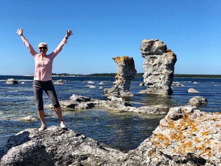 Siri samla på opplevingar. På turen til Fårø ved Gotland i 2018, ville ho ta ein ekstra sykkeltur til dei spesielle steinformasjonane (raukene) der. Siri samla på opplevingar. På turen til Fårø ved Gotland i 2018, ville ho ta ein ekstra sykkeltur til dei spesielle steinformasjonane (raukene) der.