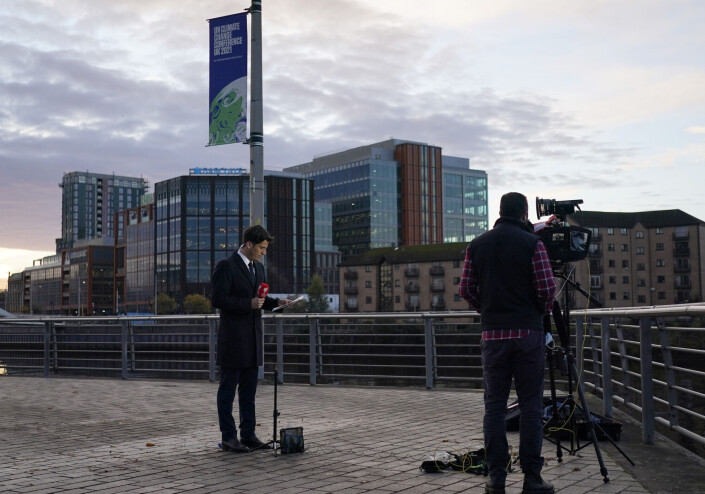 En journalist gjør seg klar utenfor lokalene hvor klimaforhandlingene gjennomføres i Glasgow. En journalist gjør seg klar utenfor lokalene hvor klimaforhandlingene gjennomføres i Glasgow.