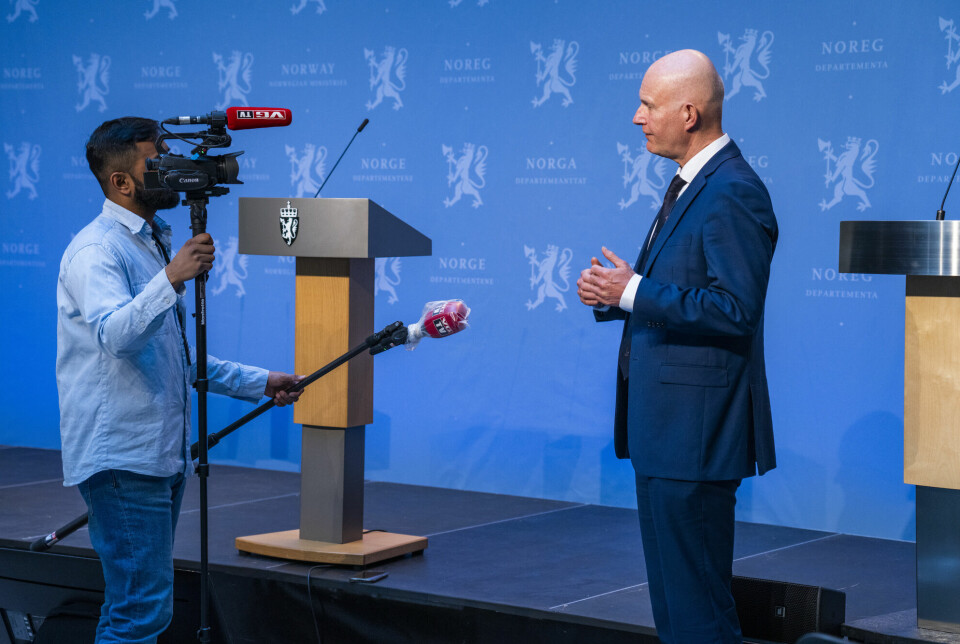 Helsedirektør Bjørn Guldvog intervjuet av VGTV etter en korona-pressekonferanse.