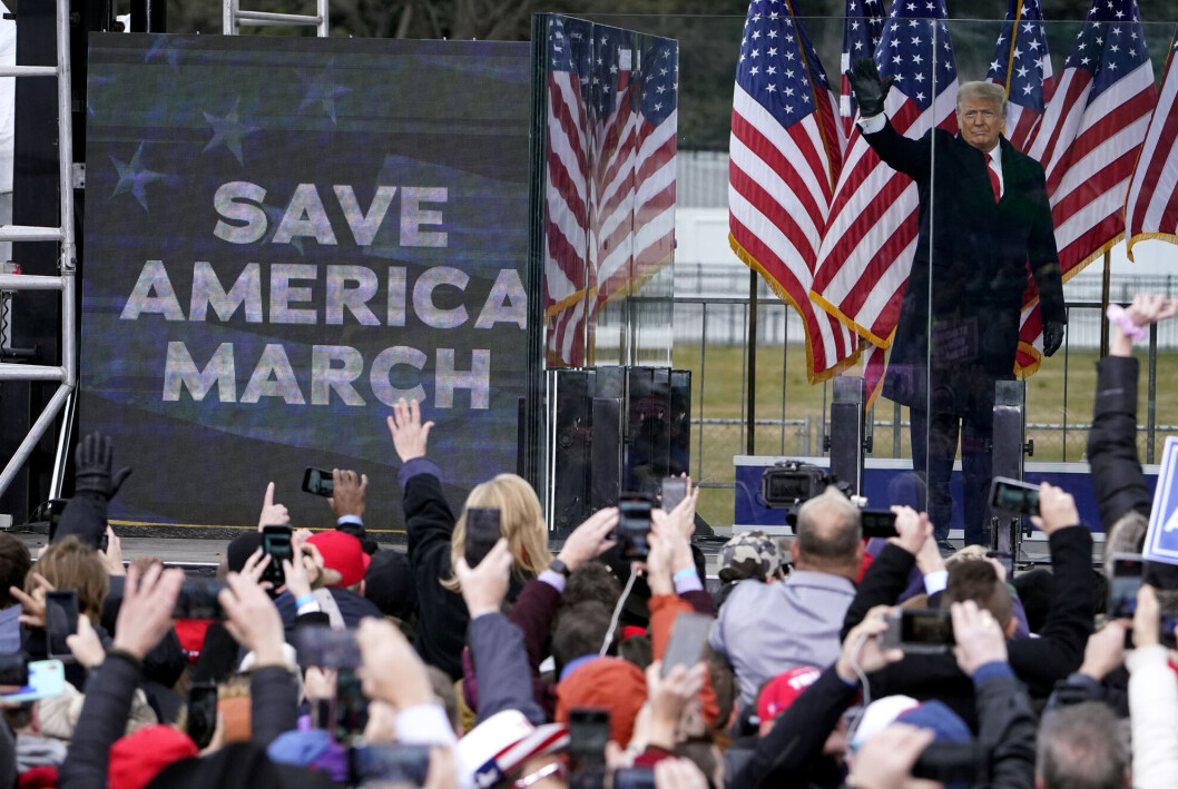 Donald Trump oppfordret sine tilhengere om å «kjempe som bare f …» (fight like hell) før de vandret bort og deltok i stormingen av parlamentsbygningen Capitol 6. januar i år. Donald Trump oppfordret sine tilhengere om å «kjempe som bare f …» (fight like hell) før de vandret bort og deltok i stormingen av parlamentsbygningen Capitol 6. januar i år.