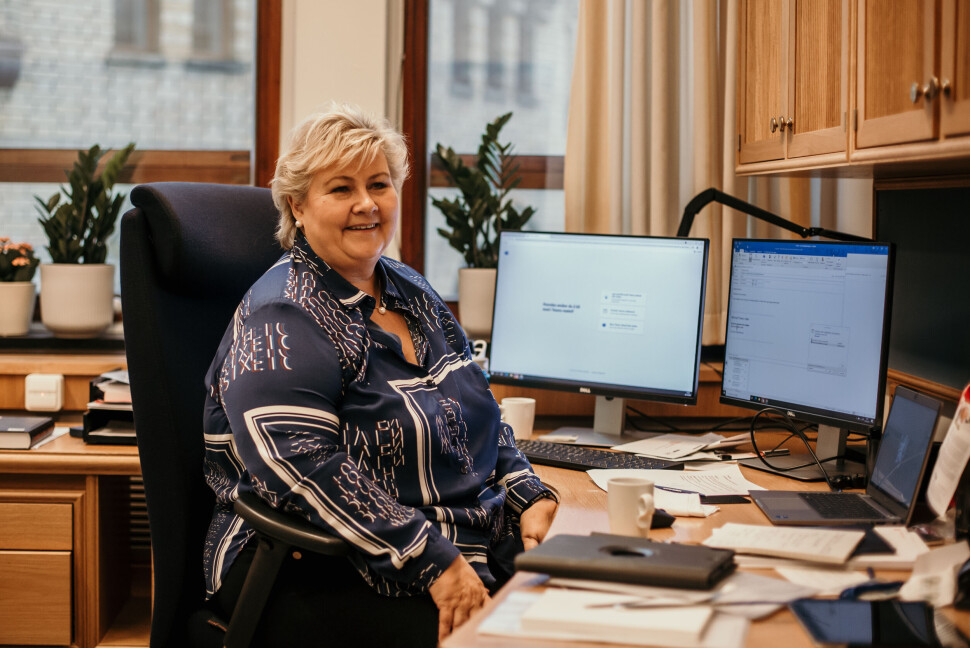 – Da det kom fotografer inn på SMK måtte jeg forte meg å snu ark som lå på pulten. Plutselig lå det konfidensielle notater åpent, det slipper jeg nå, sier Erna. – Da det kom fotografer inn på SMK måtte jeg forte meg å snu ark som lå på pulten. Plutselig lå det konfidensielle notater åpent, det slipper jeg nå, sier Erna.