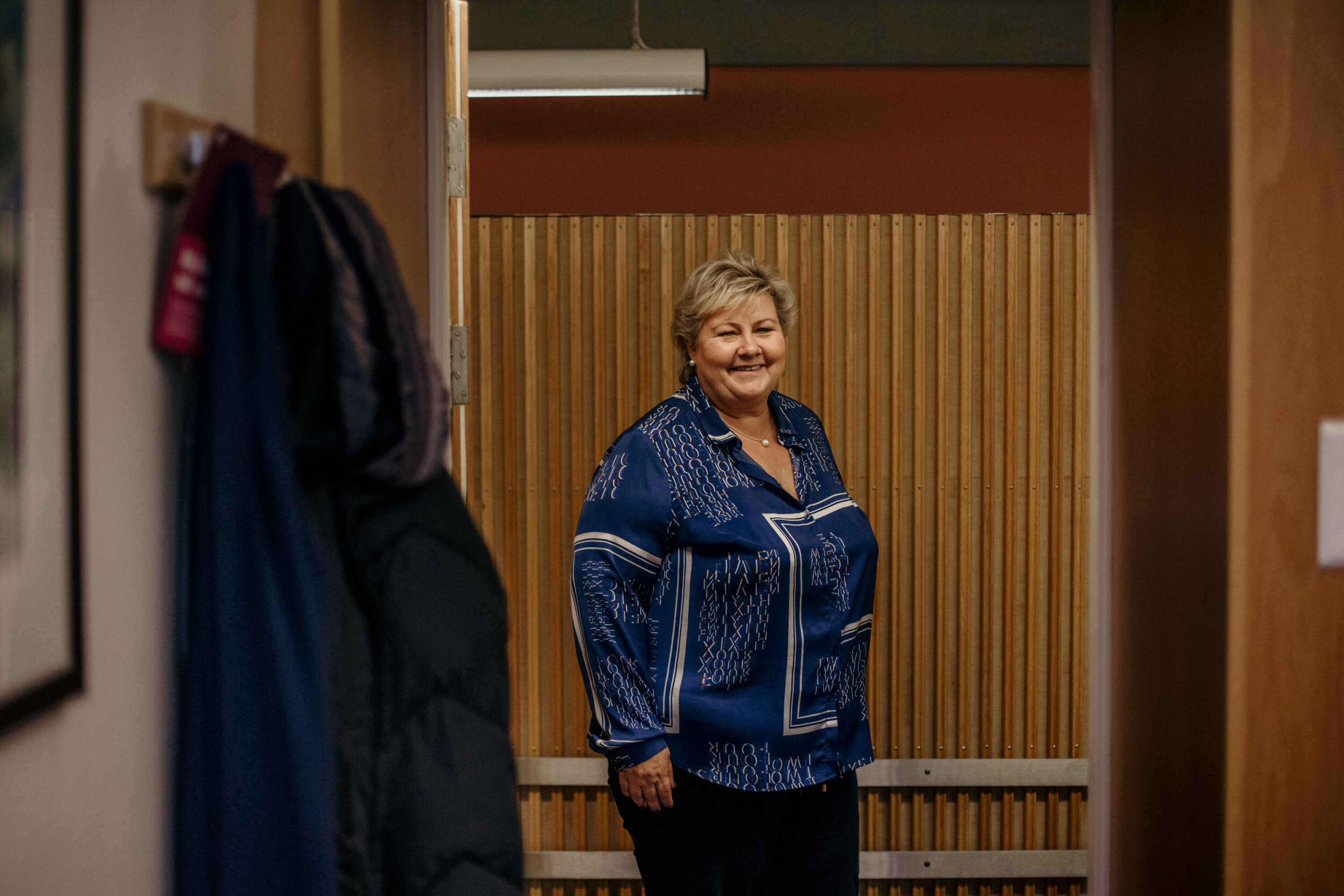 – Kanskje er det her jeg må ha teams-møte, det er jo her det er fint lys, sier Erna Solberg og ser i kamera. – Kanskje er det her jeg må ha teams-møte, det er jo her det er fint lys, sier Erna Solberg og ser i kamera.