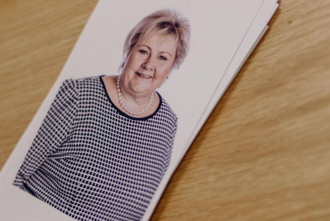Bilder ligger klare til å bli signert av Erna. – Det er faktisk fortsatt folk som vil ha bilde og autograf, sier Erna. Bilder ligger klare til å bli signert av Erna. – Det er faktisk fortsatt folk som vil ha bilde og autograf, sier Erna.