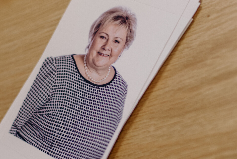 Bilder ligger klare til å bli signert av Erna. – Det er faktisk fortsatt folk som vil ha bilde og autograf, sier Erna. Bilder ligger klare til å bli signert av Erna. – Det er faktisk fortsatt folk som vil ha bilde og autograf, sier Erna.