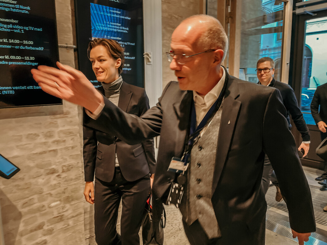 Kulturminister Annette Trettebergstuen ble tatt imot i Pressens hus av NRs generalsekretær Arne Jensen.