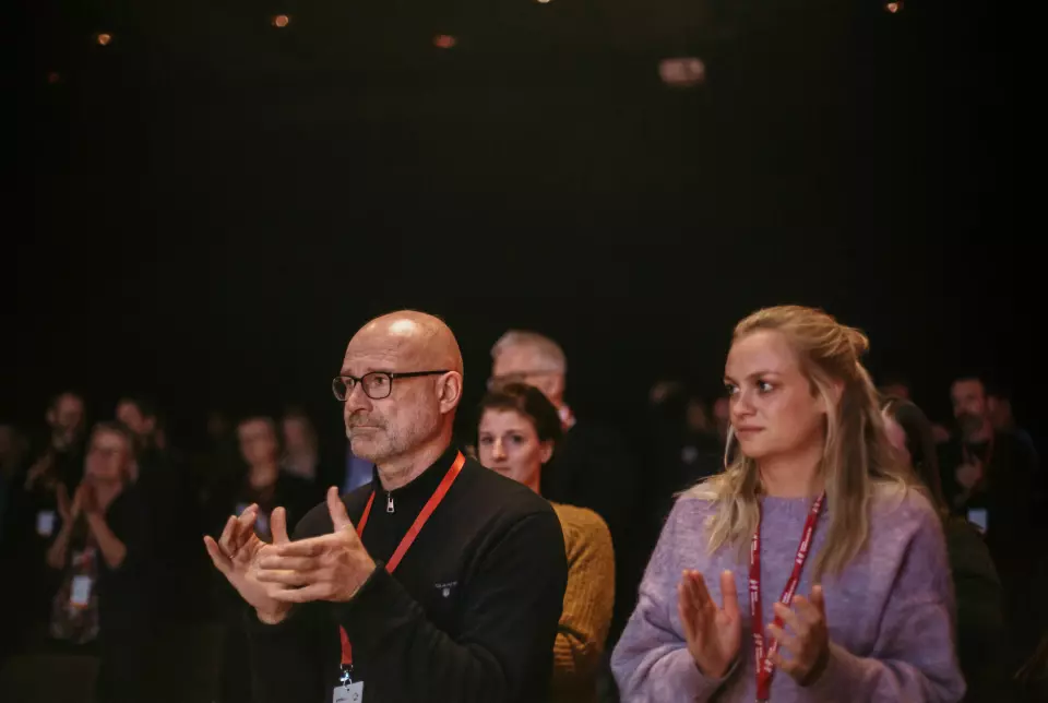 Den hviterussiske journalistparet Andrei Bastunets og hans konet Sabina Brylo fikk stående applaus fra salen da de gikk av scenen etter å ha delt sine opplevelser som journalister i eksil.