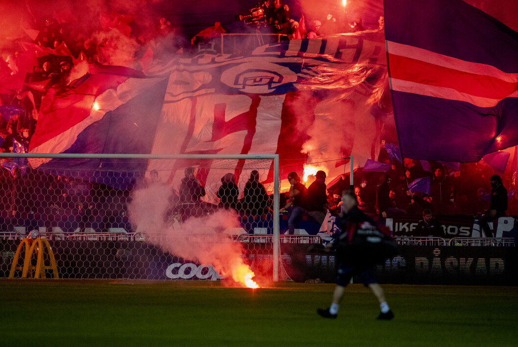 Vålerenga fans fyrer av bluss under eliteseriekampen i fotball mellom Lillestrøm og Vålerenga på Åråsen stadion søndag kveld. Vålerenga fans fyrer av bluss under eliteseriekampen i fotball mellom Lillestrøm og Vålerenga på Åråsen stadion søndag kveld.