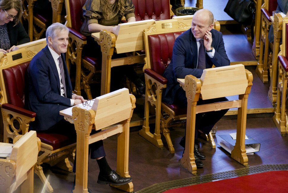 Statsminister Jonas Gahr Støre og finansminister Trygve Slagsvold Vedum under framleggelsen av regjeringens forslag til endringer i statsbudsjettet for Stortinget.