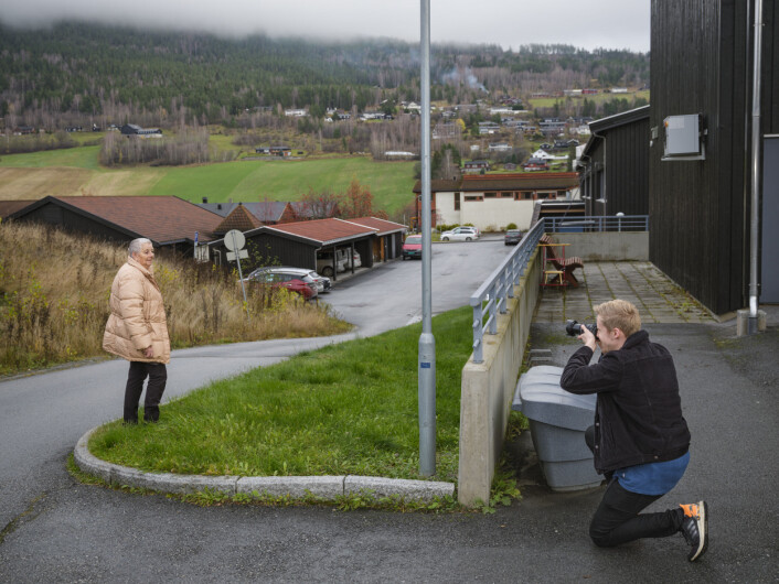 – En føler seg ikke helt trygg, sier Simensen til lokalavisa. For sikkerhetsskyld foregikk både intervju og fotografering utendørs. – En føler seg ikke helt trygg, sier Simensen til lokalavisa. For sikkerhetsskyld foregikk både intervju og fotografering utendørs.