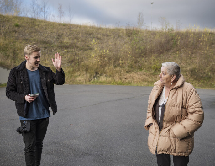 Solveig Simensen (76) bor i omsorgsbolig på Vinstra. Her blir hun fotografert av Jonas Oden Ulset i Dølen, i forbindelse med hans artikler om at kun 87 prosent av helsepersonell i Nord-Fron kommune er vaksinerte.
