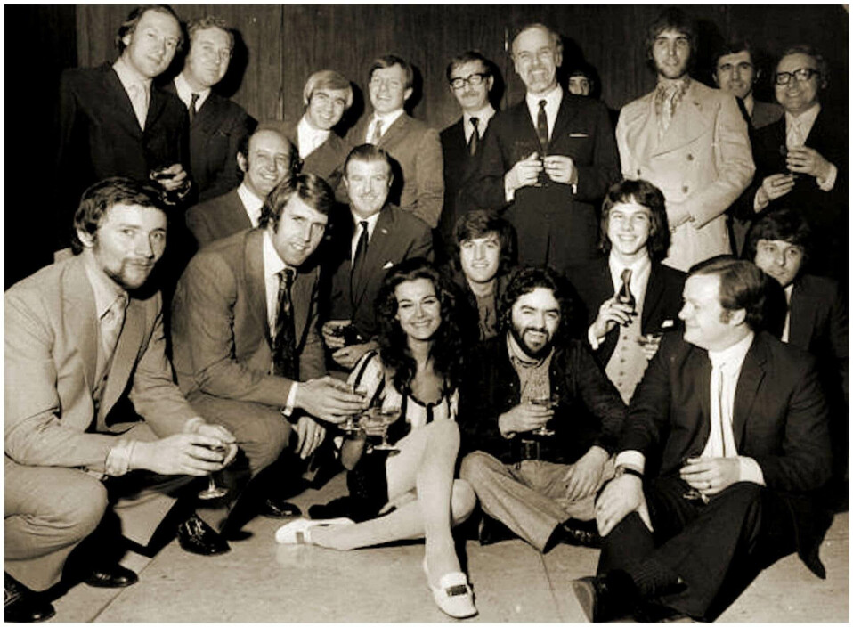 Det finnes svært få bilder av Mehran Ahari, men dette er et av dem. Den mystiske iranske artisten sitter til høyre for kvinnen midt i bildet. Det finnes svært få bilder av Mehran Ahari, men dette er et av dem. Den mystiske iranske artisten sitter til høyre for kvinnen midt i bildet.