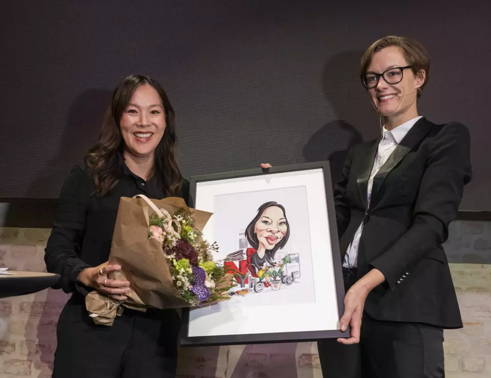 Kulturminister Anette Trettebergstuen (Ap) (til høyre) delte ut prisen til Sun Heidi Sæbø under Medienettverkets høstkonferanse.