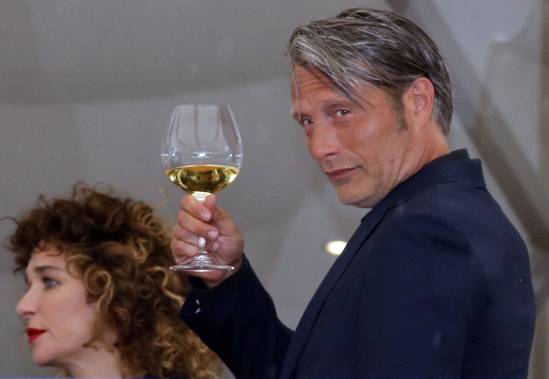 Mads Mikkelsen spiller i «Ett glass til», men er ikke involvert i kurset basert på filmens filosofi. Her fra filmfestivalen i Cannes. Mads Mikkelsen spiller i «Ett glass til», men er ikke involvert i kurset basert på filmens filosofi. Her fra filmfestivalen i Cannes.