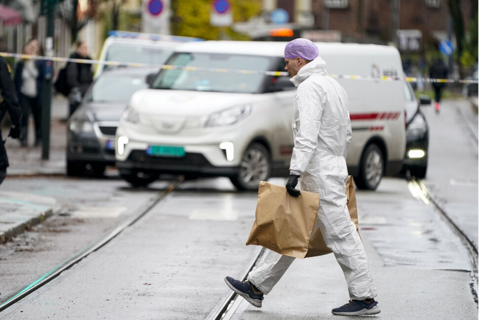 Politiet i arbeid på stedet etter politiskytingen på Bislett tirsdag 9. november. Politiet i arbeid på stedet etter politiskytingen på Bislett tirsdag 9. november.