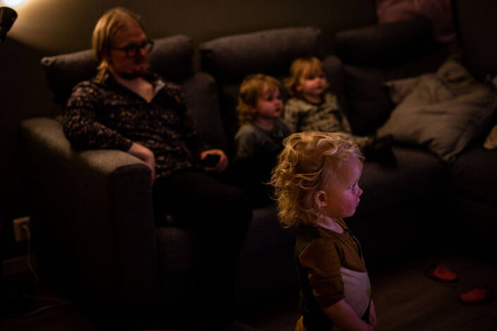 Foreldrene kan få litt ro når trillingene ser på film. Foreldrene kan få litt ro når trillingene ser på film.