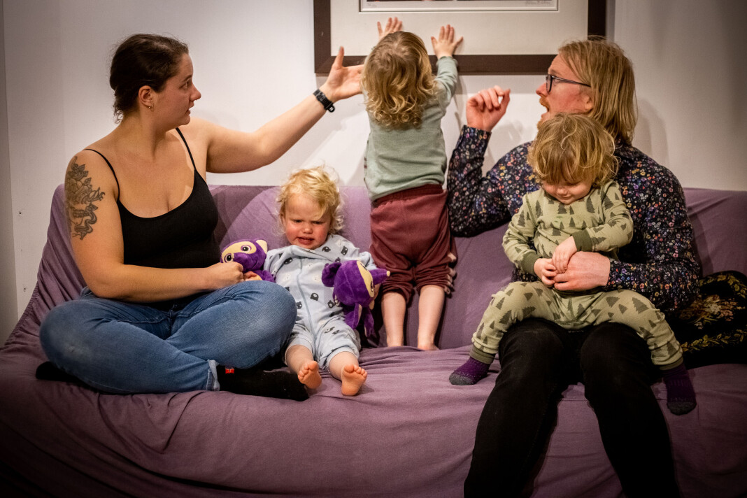 Det er vanskelig å få alle tre jentene til å sitte stille når de skal ta familieportrett. Det er egentlig leggetid for trillingene. Det er vanskelig å få alle tre jentene til å sitte stille når de skal ta familieportrett. Det er egentlig leggetid for trillingene.