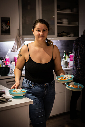 Middagen er klar. Karoline har laget porsjonene til alle tre barna. Middagen er klar. Karoline har laget porsjonene til alle tre barna.