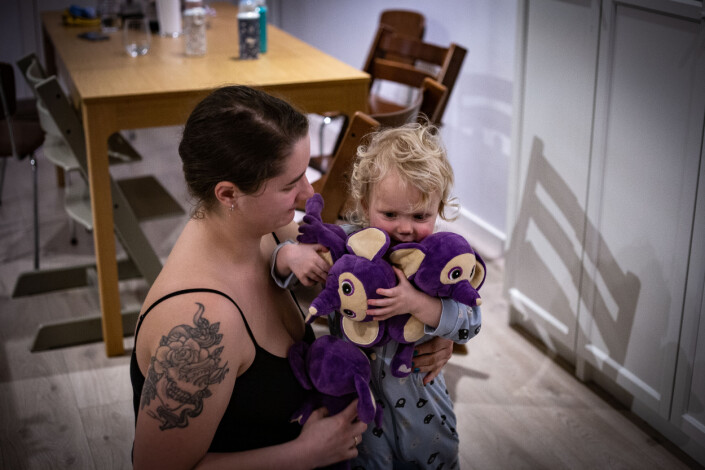 Karoline med lille Eivor og tre lilla elefanter. Karoline med lille Eivor og tre lilla elefanter.
