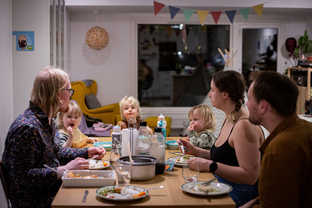 Livene til Karoline og Kjetil ble snudd på hodet da de fikk trillingene. Her spiser de familiemiddag, med en venn på besøk. Livene til Karoline og Kjetil ble snudd på hodet da de fikk trillingene. Her spiser de familiemiddag, med en venn på besøk.