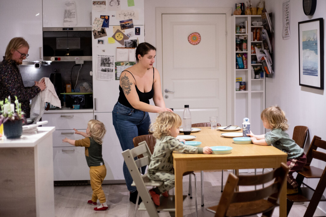 Frilansekteparet Karoline og Kjetil Ruderaas Jerve har fått trillinger. Det er ikke alltid lett å kombinere familielivet med frilanslivet, sier foreldrene. Frilansekteparet Karoline og Kjetil Ruderaas Jerve har fått trillinger. Det er ikke alltid lett å kombinere familielivet med frilanslivet, sier foreldrene.