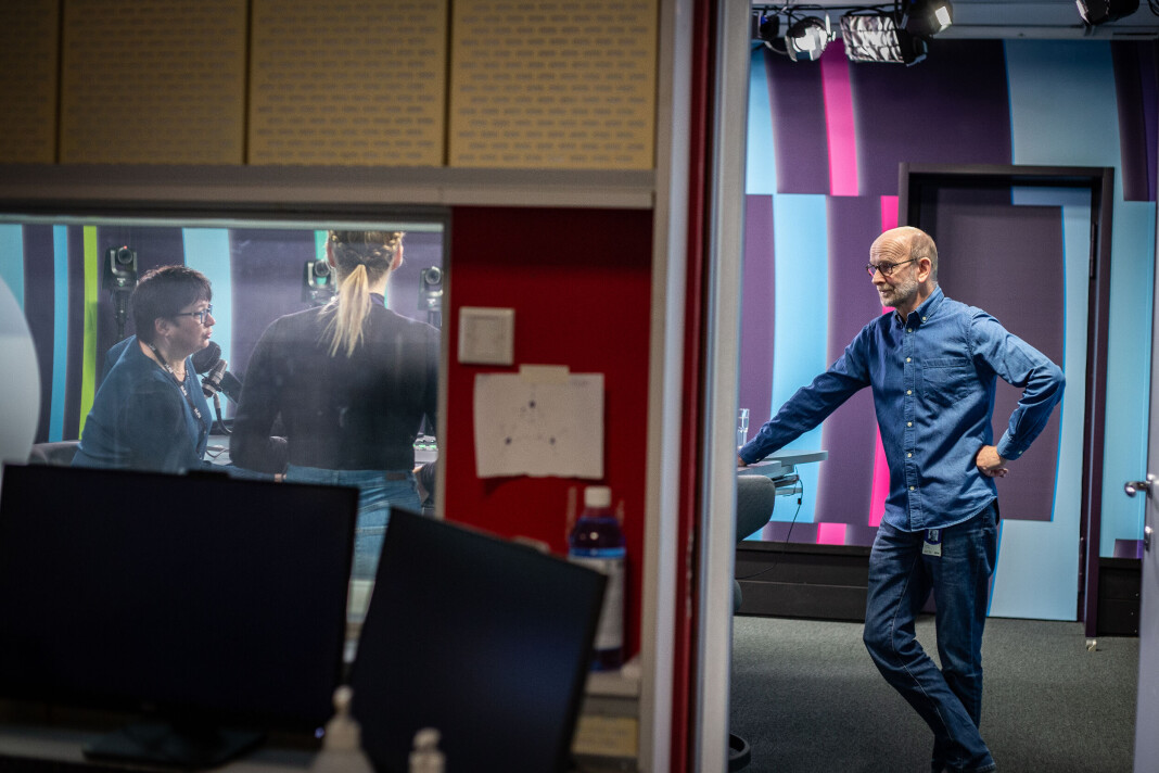 Programleder Egil Arne Tønset og redaksjonsleder Sara Bakke diskuterer hvordan gjestene skal innta plassene i studio uten å dekke for kameraet som sender til direkte-TV. Programleder Egil Arne Tønset og redaksjonsleder Sara Bakke diskuterer hvordan gjestene skal innta plassene i studio uten å dekke for kameraet som sender til direkte-TV.