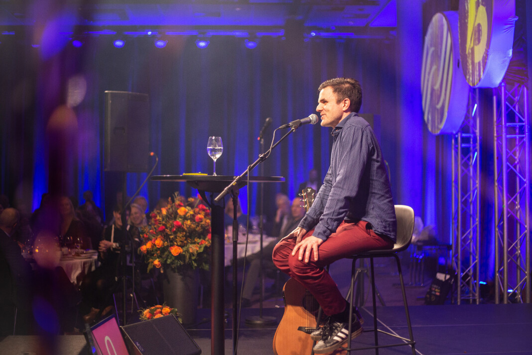 Dagsavisen-journalist Aslak Borgersrud underholdt fra scenen. Dagsavisen-journalist Aslak Borgersrud underholdt fra scenen.