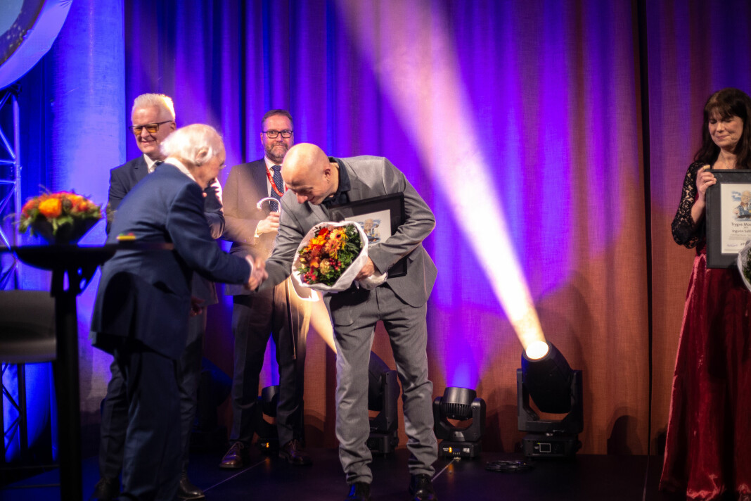 Leif Steinholt mottar Trym-prisen fra Trym selv, NJ-superveteran Trygve Moe. Ingunn Saltbones til høyre.