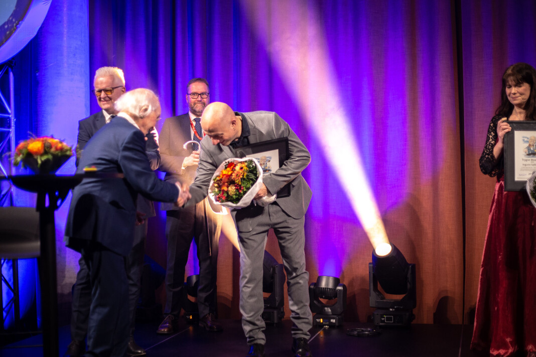 Leif Steinholt mottar Trym-prisen fra Trym selv, NJ-superveteran Trygve Moe. Ingunn Saltbones til høyre. Leif Steinholt mottar Trym-prisen fra Trym selv, NJ-superveteran Trygve Moe. Ingunn Saltbones til høyre.