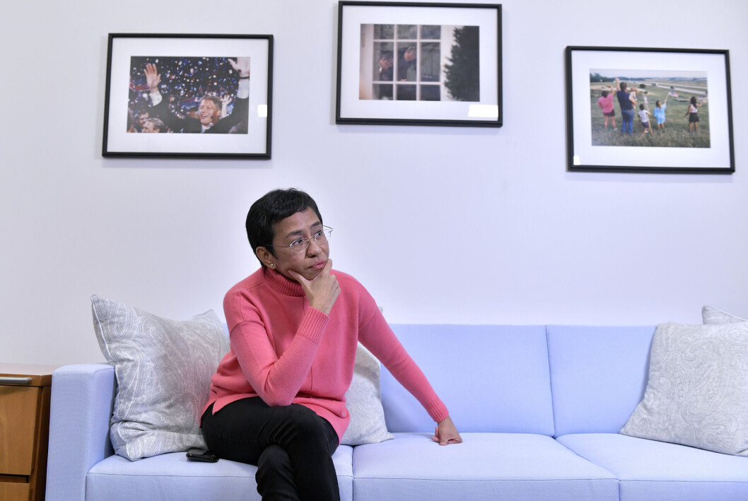 Journalist og årets fredsprisvinner Maria Ressa reiser tilbake til Filippinene etter et opphold på universitetet Harvard i USA. I hjemlandet venter fortsatt flere uavklarte rettssaker mot henne. Journalist og årets fredsprisvinner Maria Ressa reiser tilbake til Filippinene etter et opphold på universitetet Harvard i USA. I hjemlandet venter fortsatt flere uavklarte rettssaker mot henne.