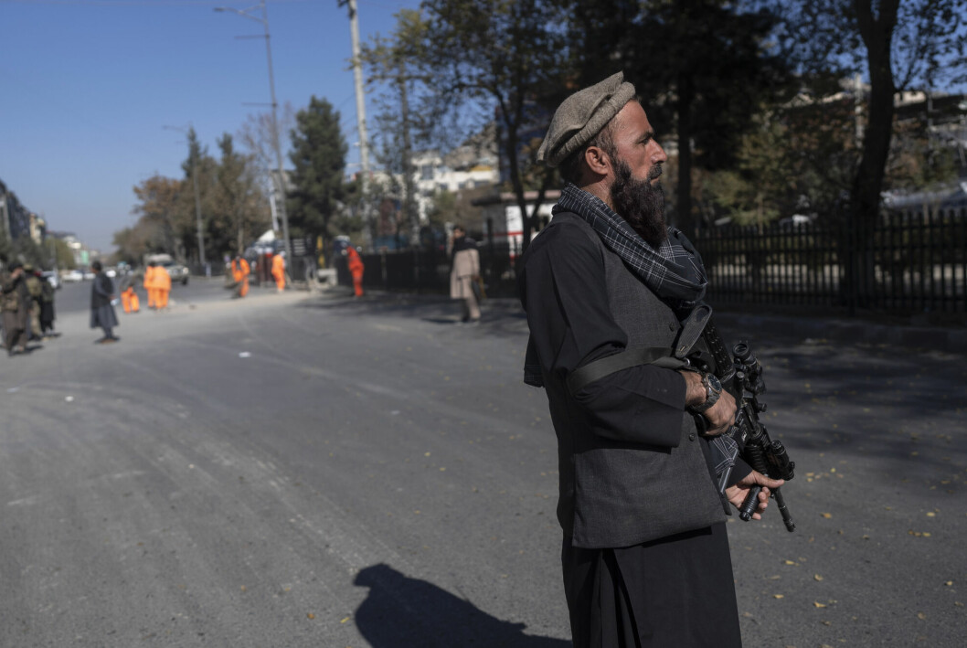 Flere afghanske journalister mener Taliban nå prøver å kontrollere og innskrenke ytringsfriheten til mediene og kvinner med de nye retningslinjene for TV. Bildet viser en fra Taliban som sikrer et område ved en vei i Kabul tidligere i november.