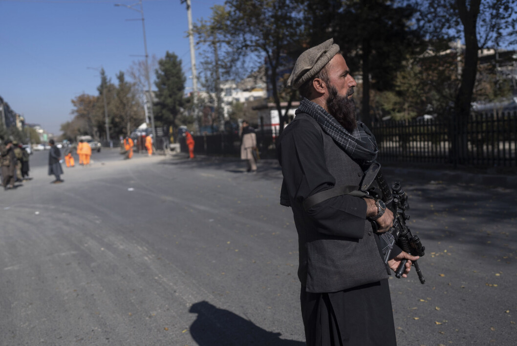 Flere afghanske journalister mener Taliban nå prøver å kontrollere og innskrenke ytringsfriheten til mediene og kvinner med de nye retningslinjene for TV. Bildet viser en fra Taliban som sikrer et område ved en vei i Kabul tidligere i november. Flere afghanske journalister mener Taliban nå prøver å kontrollere og innskrenke ytringsfriheten til mediene og kvinner med de nye retningslinjene for TV. Bildet viser en fra Taliban som sikrer et område ved en vei i Kabul tidligere i november.