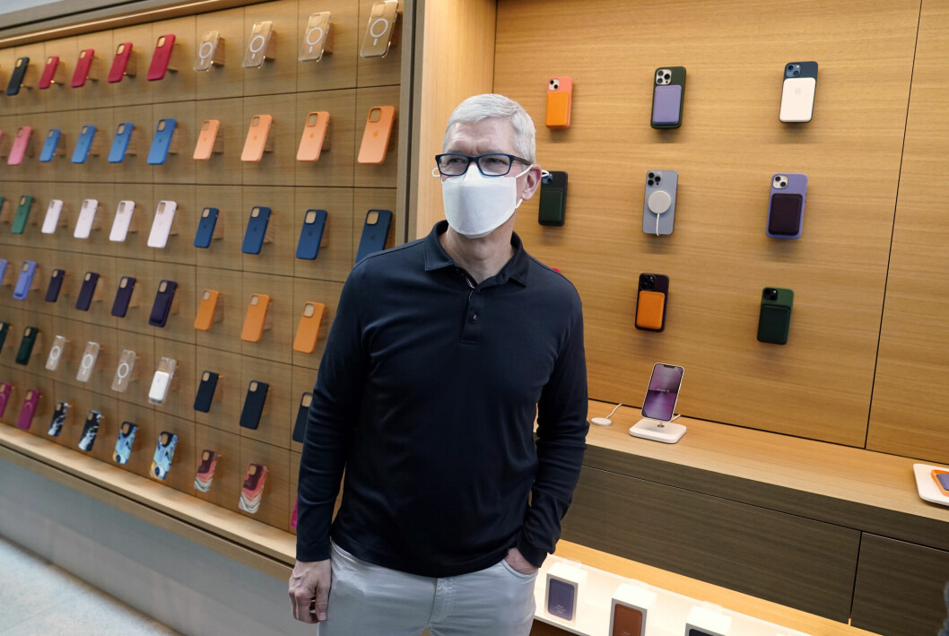 Apple-sjef Tim Cook under et besøk i en Apple-butikk i Los Angeles i forrige uke.