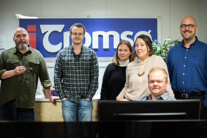 Redaktør Trond Haakensen (til høyre) er stolt av redaksjonen. (F.v.) Christer Pedersen, Johannes Ytreberg Meløe, Katharina Mortensen, Carina Hansen og Preben Olsen (sittende) er noen av journalistene som jobber i iTromsø. Redaktør Trond Haakensen (til høyre) er stolt av redaksjonen. (F.v.) Christer Pedersen, Johannes Ytreberg Meløe, Katharina Mortensen, Carina Hansen og Preben Olsen (sittende) er noen av journalistene som jobber i iTromsø.