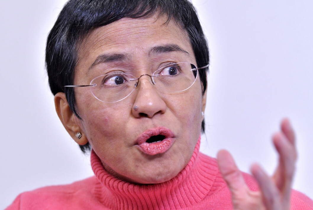 Regjeringsadvokaten på Filippinene prøver å hindre fredsprisvinner Maria Ressa å dra til Oslo for å motta prisen i desember. Regjeringsadvokaten på Filippinene prøver å hindre fredsprisvinner Maria Ressa å dra til Oslo for å motta prisen i desember.
