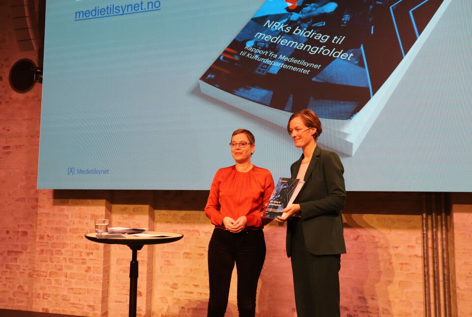 Mari Velsand overrekte Medietilsynets rapport til kultur- og likestillingsminister Anette Trettebergstuen mandag.