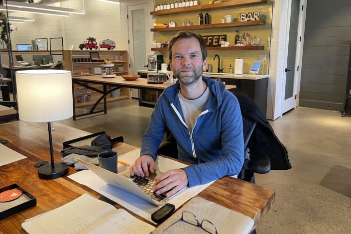 Sondre Bjørdal har felleskontor i Healdsburg. Han er på plass klokken seks på morgenen for å rekke kveldsvakten i Vårt Land på grunn av tidsforskjellen. Sondre Bjørdal har felleskontor i Healdsburg. Han er på plass klokken seks på morgenen for å rekke kveldsvakten i Vårt Land på grunn av tidsforskjellen.
