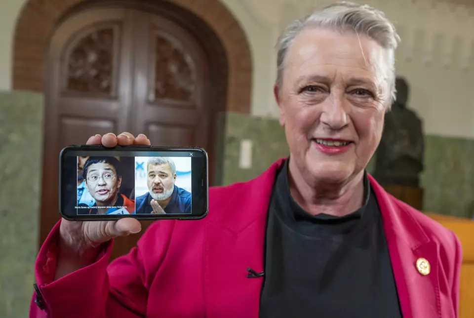 Nobelkomiteens leder Berit Reiss-Andersen viste fram et bilde på en mobiltelefon av årets fredsprisvinnere, journalistene Maria Ressa og Dmitrij Muratov på Nobelinstituttet, i Oslo samme dag som årets vinnere ble kunngjort.