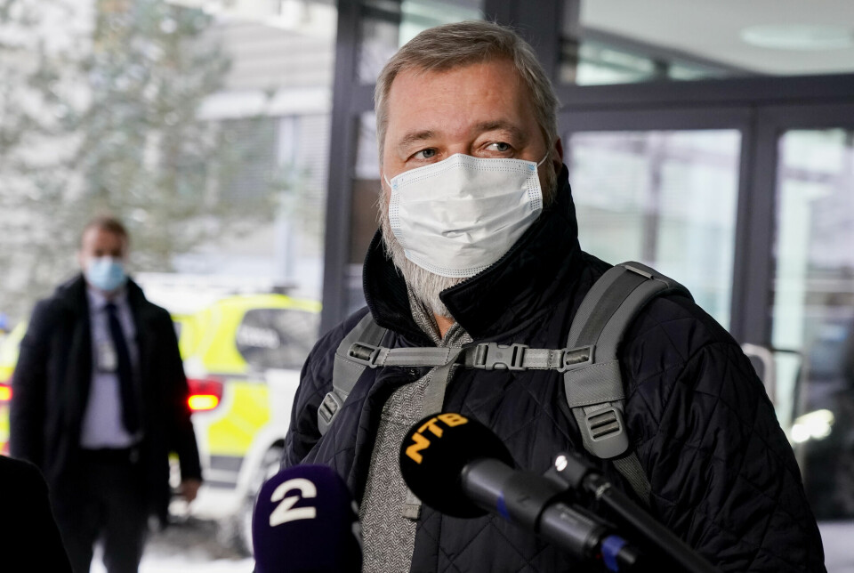 En rekke journalister og fotografer hadde møtt opp da fredsprisvinner Dmitrij Muratov landet på Oslo lufthavn onsdag ettermiddag.