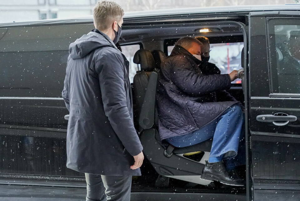 Novaja Gazeta-redaktøren på vei inn bilen på Gardermoen.