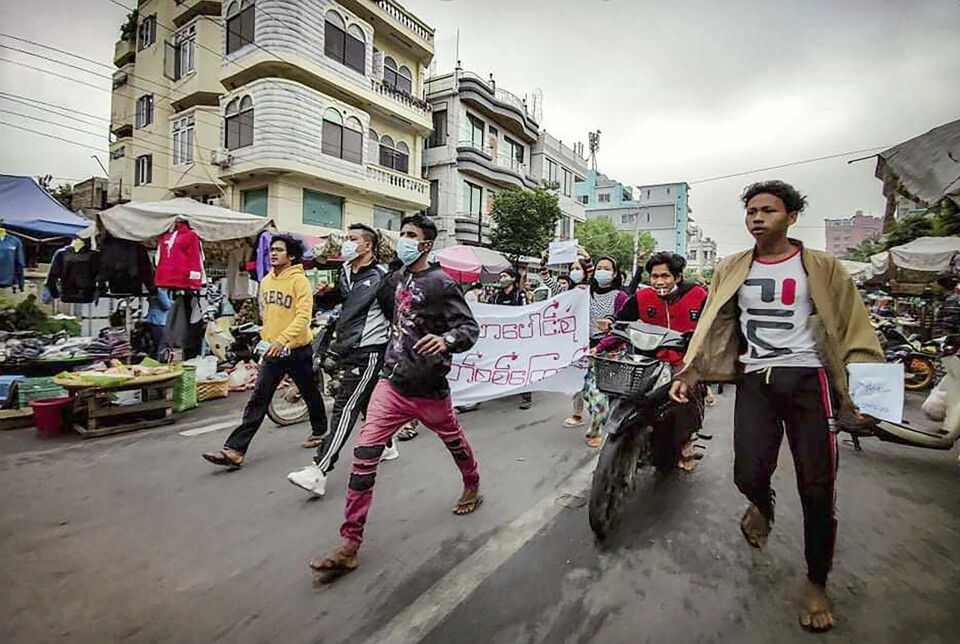 Demonstranter marsjerer gjennom gatene i Mandalay, Myanmar, tirsdag 7. desember, i protest mot militæret som har tatt makta i landet.