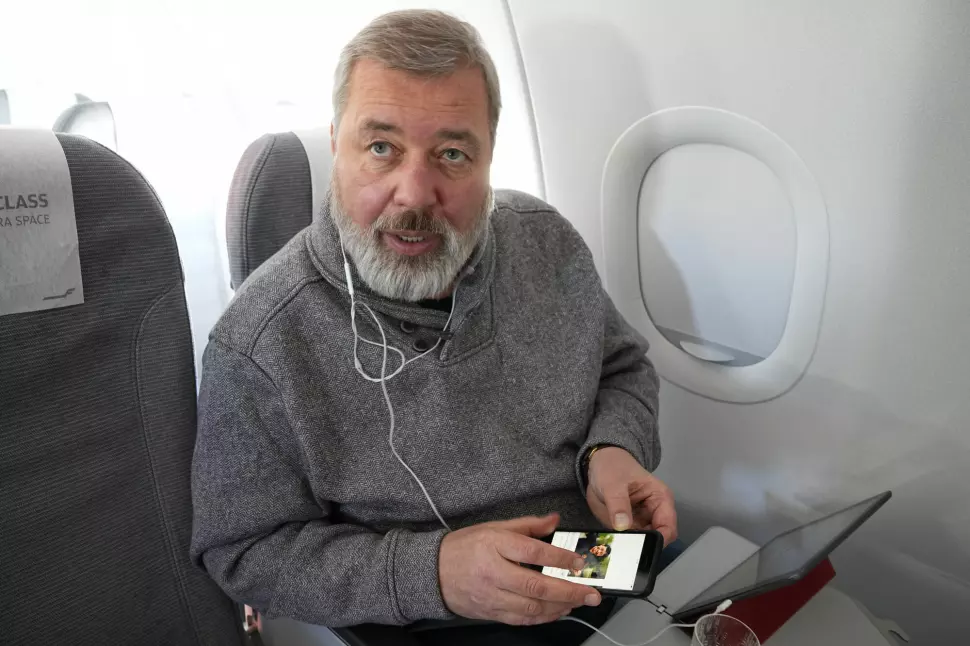 Redaktør Dmitrij Muratov, her på flyet til Oslo. Fredag mottar han Nobels fredspris.
