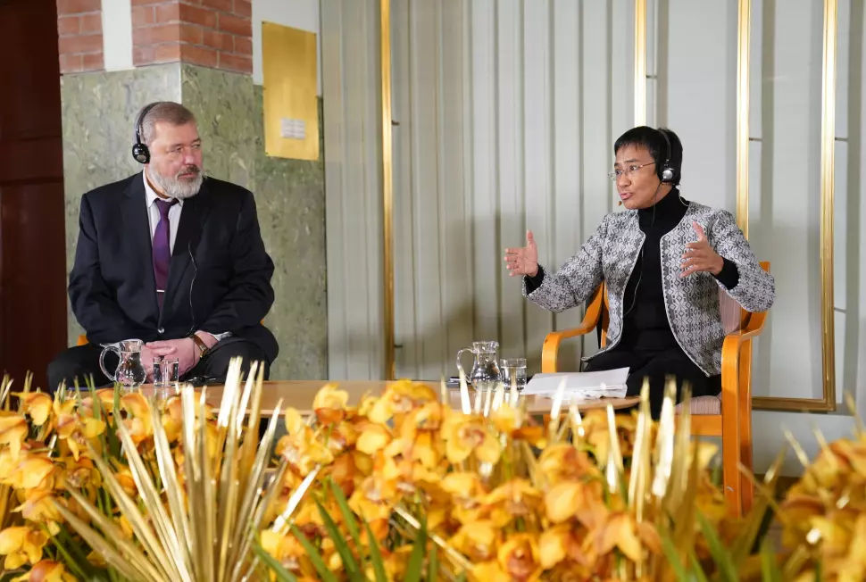 Fredsprisvinnerne Dmitrij Muratov og Maria Ressa under pressekonferansen med på Nobelinstituttet.
