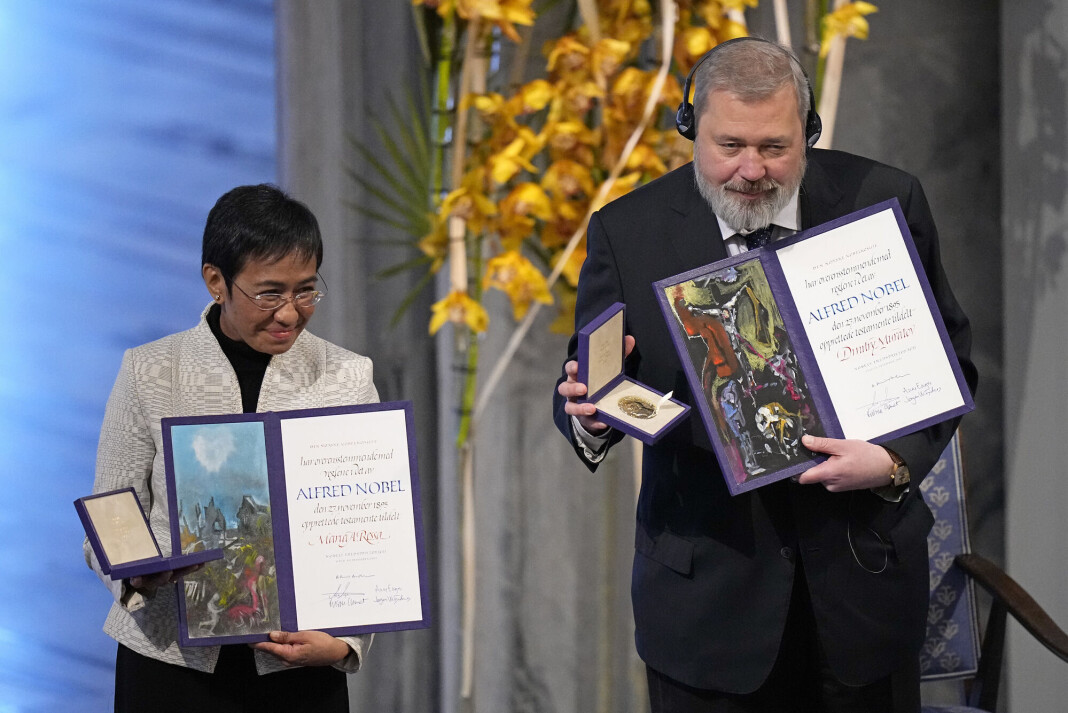 Maria Ressa og Dmitrij Muratov med fredsprismedaljene under utdelingen i Oslo rådhus. Maria Ressa og Dmitrij Muratov med fredsprismedaljene under utdelingen i Oslo rådhus.