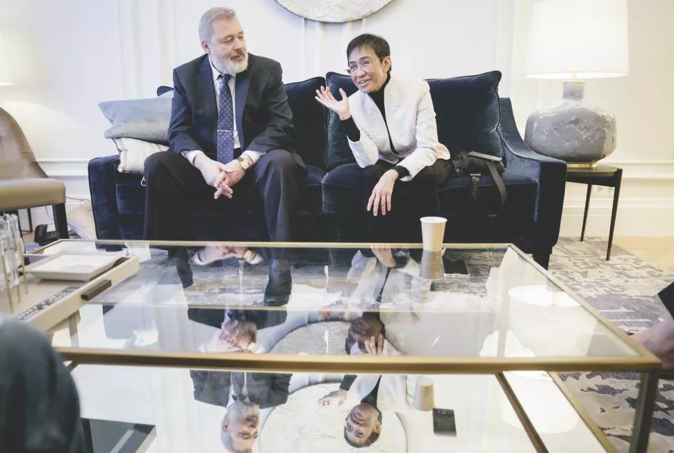 Dmitrij Muratov og Maria Ressa under intervjuet med NTB på Grand hotell før utdelingen av Nobels fredspris.
