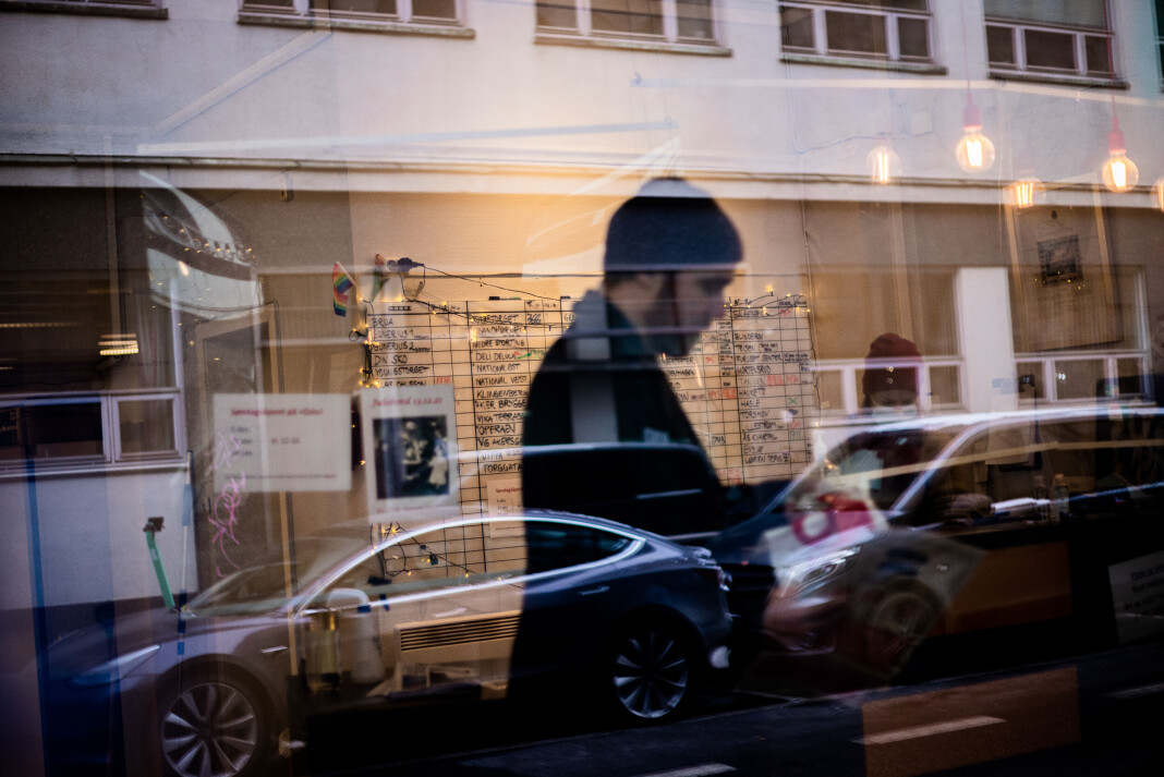 Redaksjonslokalet har ofte vært stengt under pandemien. Kafébordene er fjernet og gateselgerne har mistet et viktig møtested. Redaksjonslokalet har ofte vært stengt under pandemien. Kafébordene er fjernet og gateselgerne har mistet et viktig møtested.