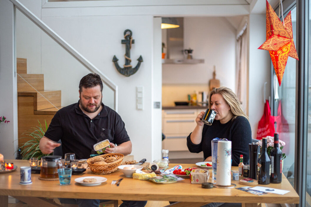 Samboerne spiser frokost mens redaksjonsmøte med utenriksjournalistene i NRK pågår. Samboerne spiser frokost mens redaksjonsmøte med utenriksjournalistene i NRK pågår.