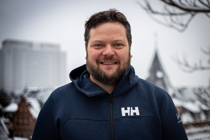 Roger Sevrin Bruland på terrassen i leiligheten i Berlin, med Charité-sykehuset i bakgrunnen. Herfra sender han ofte live-sendinger. Roger Sevrin Bruland på terrassen i leiligheten i Berlin, med Charité-sykehuset i bakgrunnen. Herfra sender han ofte live-sendinger.